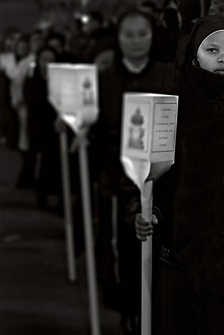 Processione con fiaccole durante la Settimana Santa