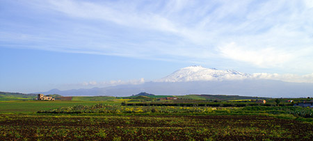Il vulcano Etna imbiancato 