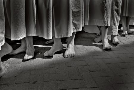 Processione a piedi nudi dei fedeli il giorno del Signore di Maju