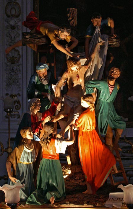 Una delle vare che sfilano durante la processione del Gioved&igrave; Santo a Caltanissetta